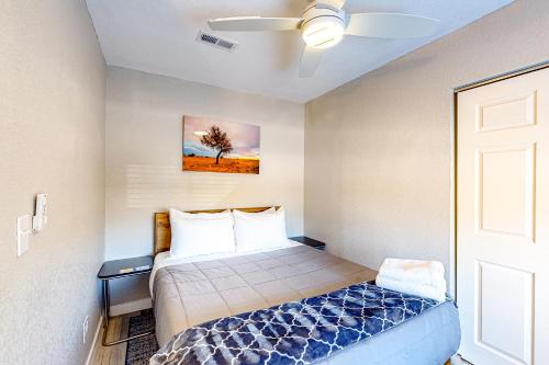 ein kleines Schlafzimmer mit einem Bett in einem Zimmer in der Unterkunft WeeCasa in Chandler
