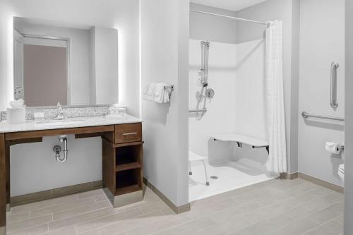 ห้องน้ำของ Homewood Suites By Hilton Wauwatosa Milwaukee