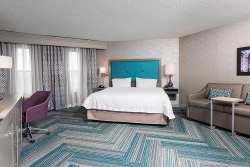 um quarto de hotel com uma cama e um sofá em Hampton Inn Midland em Midland