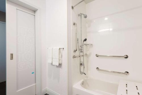 Un baño de Hampton Inn Midland