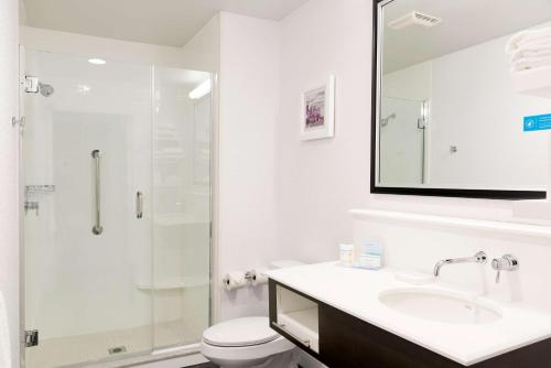 Un baño de Hampton Inn Midland