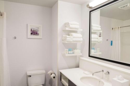 Un baño de Hampton Inn Midland