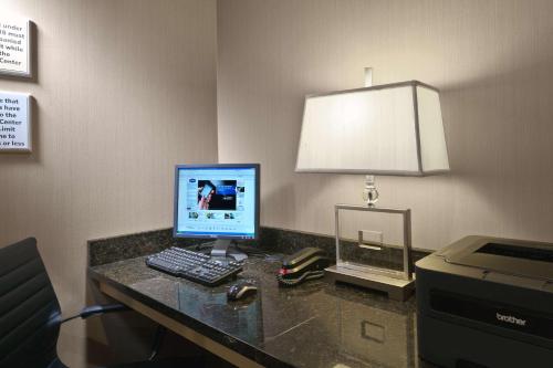 Una televisión o centro de entretenimiento en Hampton Inn Midland