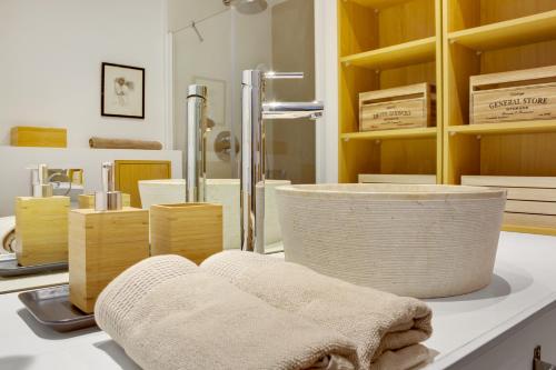 een badkamer met een wastafel en een handdoek op een aanrecht bij Crystalline View's of Carihuela - 3 bedrooms Penthouse in Torremolinos