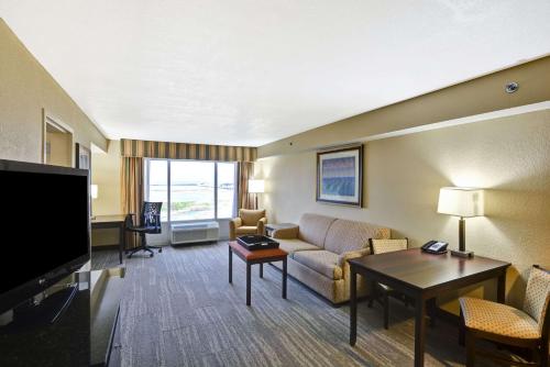 Televisyen dan/atau pusat hiburan di Hampton Inn Mobile/East Bay