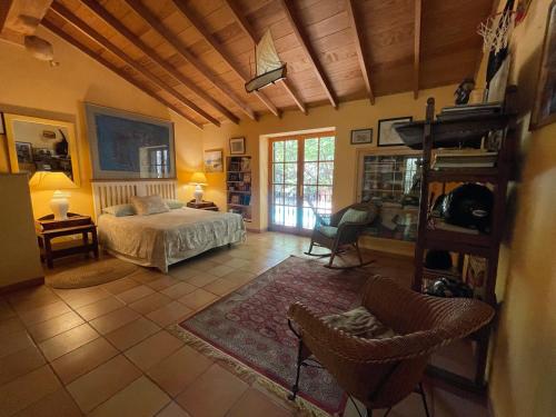 ein Schlafzimmer mit einem Bett und einem Tisch und Stühlen in der Unterkunft La Casa del Molino de Viento in Agaete