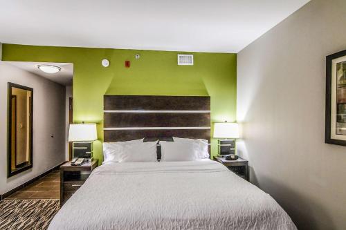 Postel nebo postele na pokoji v ubytování Hampton Inn Foley