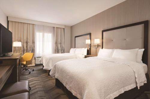 Säng eller sängar i ett rum på Hampton Inn by Hilton Turlock
