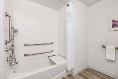 een badkamer met een bad en een douchecabine bij Hampton Inn by Hilton Turlock in Turlock