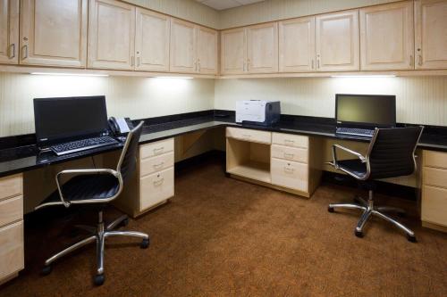 Dapur atau dapur kecil di Hampton Inn & Suites Minot