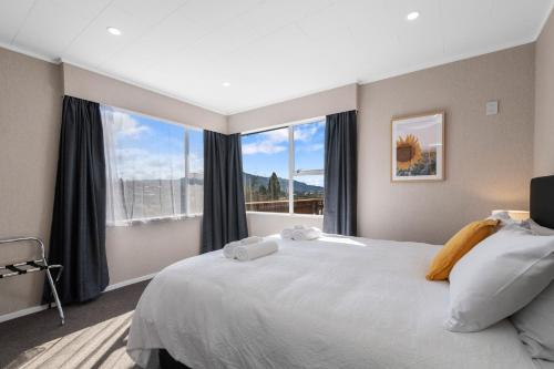 1 dormitorio con 1 cama grande y ventana grande en Top Spot Rotorua, en Rotorua