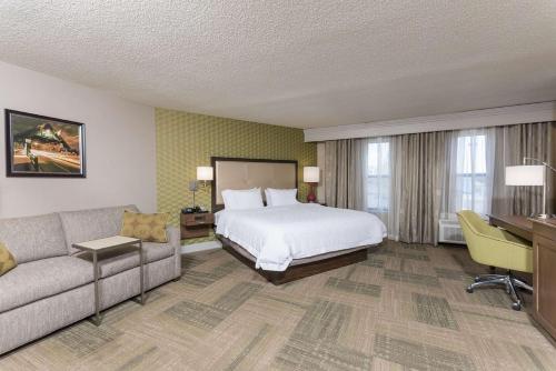 pokój hotelowy z łóżkiem i kanapą w obiekcie Hampton Inn Mount Pleasant w mieście Mount Pleasant