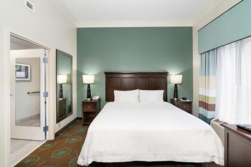 een slaapkamer met een groot bed en een groot raam bij Hampton Inn & Suites Mooresville in Mooresville