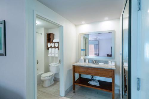 y baño con lavabo, aseo y espejo. en Hampton Inn & Suites Mooresville en Mooresville