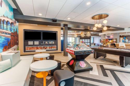 una sala de juegos con una mesa de ping pong y una mesa de billar en Tru By Hilton Madison West, en Madison