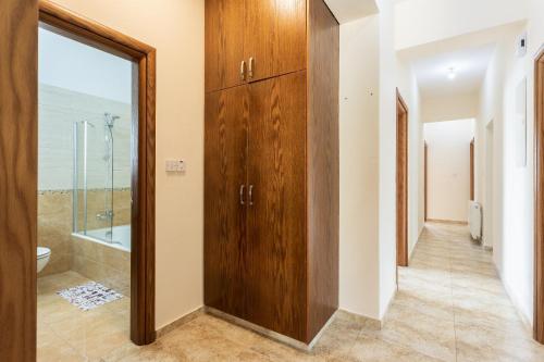 baño con ducha y armario de madera. en Villa Elite, en Droushia