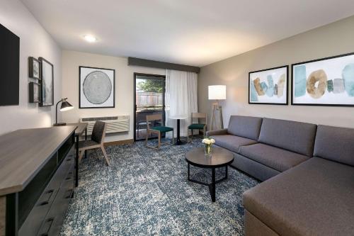 uma sala de estar com um sofá e uma mesa em Seacliff Inn Aptos, Tapestry Collection by Hilton em Aptos