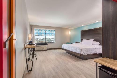 una camera d'albergo con letto e TV di Tru By Hilton Madison West a Madison