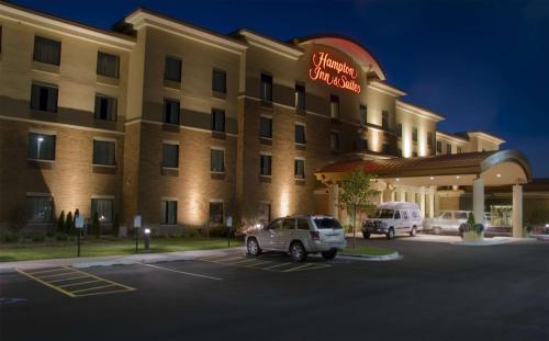 um hotel com um parque de estacionamento em frente em Hampton Inn & Suites Madison - West em Madison