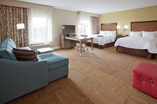 um quarto de hotel com duas camas e um sofá em Hampton Inn Minneapolis Bloomington West em Bloomington