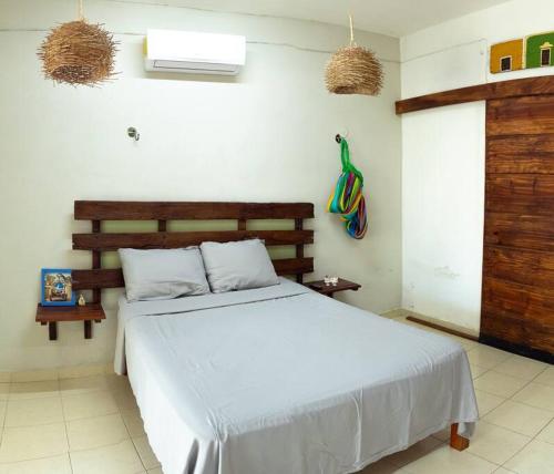 sypialnia z dużym białym łóżkiem w pokoju w obiekcie Casa don Conde/equipado/wifi/bicicletas gratis. w mieście Valladolid