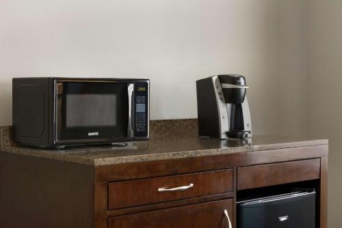 a microwave and a coffee maker on a counter at Hilton Garden Inn Minneapolis Downtown in Minneapolis
