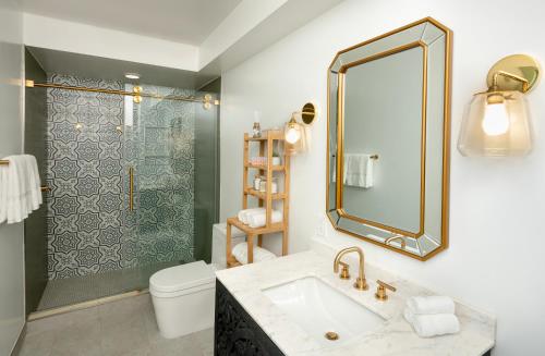 een badkamer met een wastafel en een douche bij Cardiff By The Sea Lodge in Encinitas