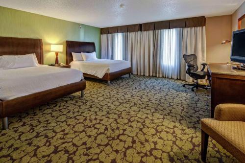 ein Hotelzimmer mit zwei Betten und einem Fernseher in der Unterkunft Hilton Garden Inn Minneapolis/Eden Prairie in Eden Prairie