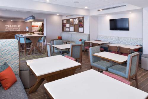 a dining room at a restaurant with tables and chairs at Hampton Inn Lakeville Minneapolis, Mn in Lakeville