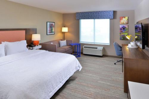 una camera d'albergo con letto e scrivania di Hampton Inn Lakeville Minneapolis, Mn a Lakeville