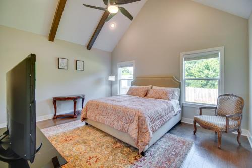 um quarto com uma cama e uma televisão de ecrã plano em Fayetteville Vacation Rental with Deck and Shared Pool em Fayetteville