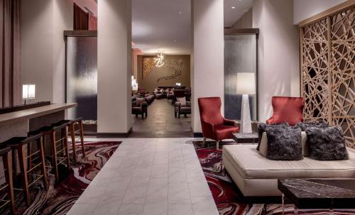 eine Lobby mit einem Wartezimmer mit einem Sofa und Stühlen in der Unterkunft Embassy Suites By Hilton Minneapolis Downtown Hotel in Minneapolis