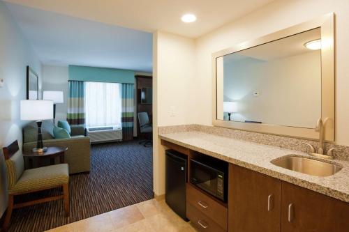 ミネトンカにあるHampton Inn & Suites Minneapolis West/ Minnetonkaの洗面台と鏡付きのホテルルーム
