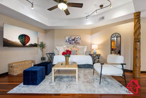 Χώρος καθιστικού στο Elena's Sandia Sanctuary - An Irvie Home