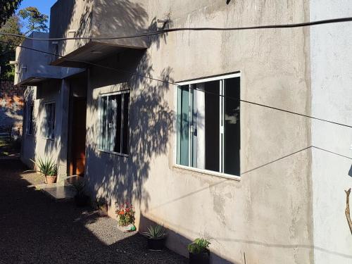 un edificio con dos ventanas laterales en Casa Silvano's, en Foz do Iguaçu