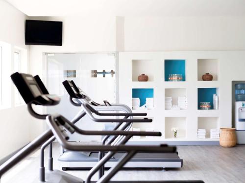 The fitness centre and/or fitness facilities at Novotel Monterrey Valle