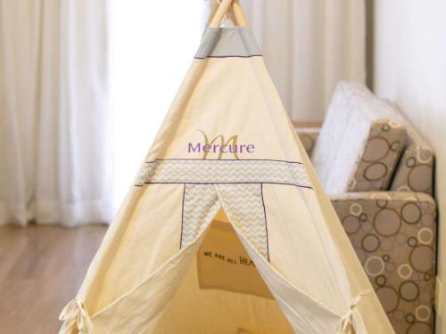 a teepee tent in a living room with a couch at Mercure Sao Caetano do Sul in São Caetano do Sul