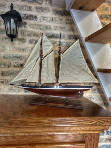 a model of a boat sitting on a table at Gite du lac du Palentin Ardres in Ardres