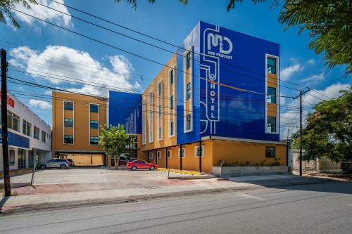 un edificio azul con un cartel en el costado en Hotel MID Project en Mérida