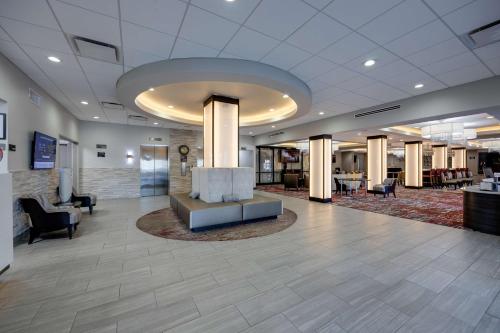 a lobby of a hospital with a waiting room at Best Western PLUS Downtown/Music Row in Nashville