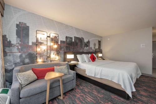 een hotelkamer met een bed en een bank bij Best Western PLUS Downtown/Music Row in Nashville