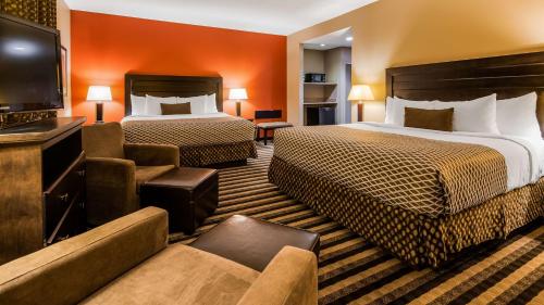 een hotelkamer met 2 bedden en een flatscreen-tv bij Best Western Blairmore in Saskatoon