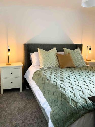 Giường trong phòng chung tại Modern flat near train station with free parking