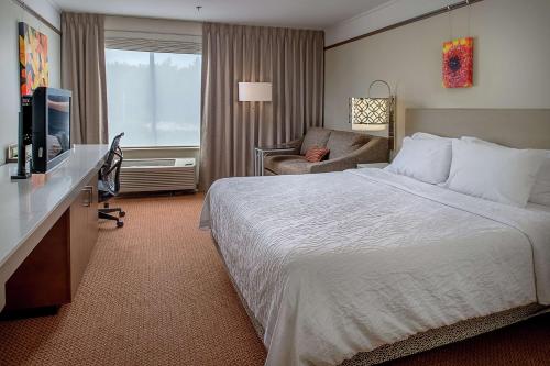 une chambre d'hôtel avec un lit et une télévision dans l'établissement Hilton Garden Inn St. Louis/Chesterfield, à Chesterfield
