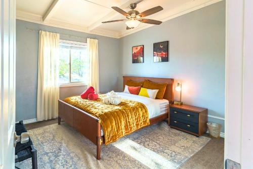 1 dormitorio con 1 cama y ventilador de techo en Perfect Getaway withAmazing Views at Joshua Tree home, en Yucca Valley