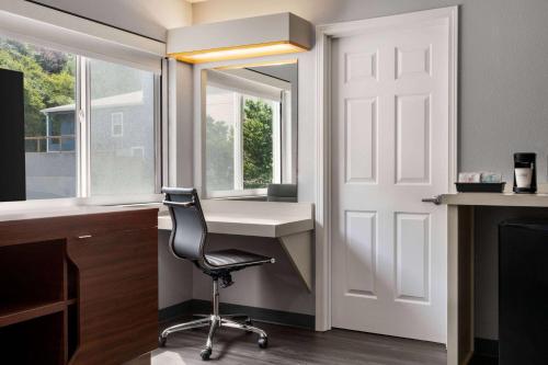 a home office with a desk and a chair at Travelodge by Wyndham Depoe Bay in Depoe Bay