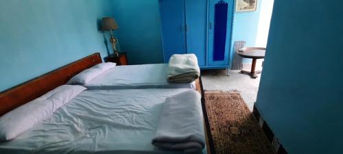 Un pat sau paturi într-o cameră la شقة فندقية
