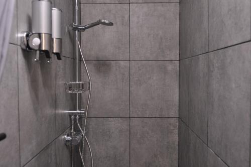 La salle de bains est pourvue d'une douche avec un pommeau de douche. dans l'établissement Cosy studio paris13 10min to Louvre, à Paris