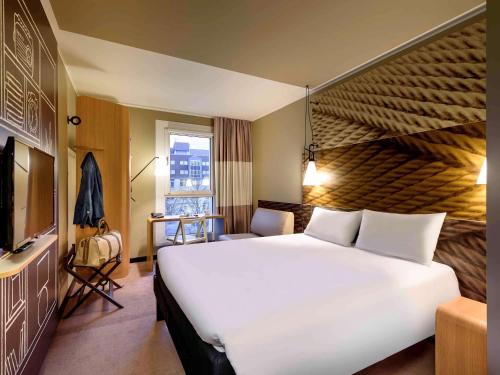 萊比錫的住宿－萊比錫市宜必思酒店，酒店客房设有一张白色大床和一个窗户。