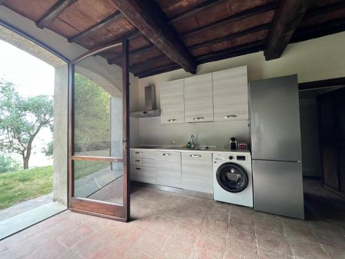 eine Küche mit Waschmaschine und Trockner in einem Haus in der Unterkunft Casa Bruna in Pontassieve